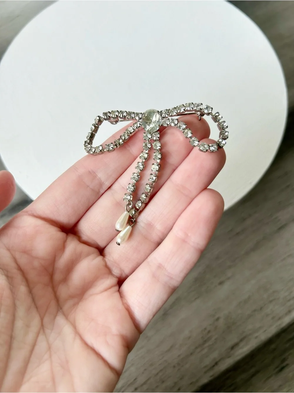 💸 5/20 Vintage Clear Rhinestone Bow-Shaped Brooch w/ Dangling Pearls